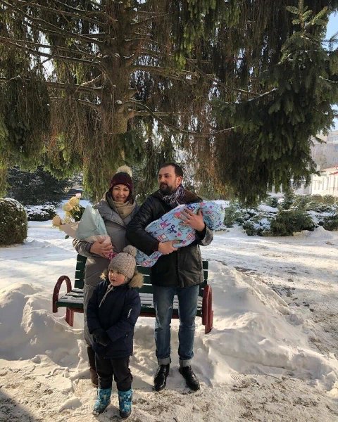 Красуні-доньки із відомими татами з Волині: святкова добірка. ФОТО