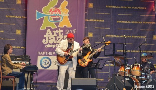 Луцький замок зустрічав останню ніч літа джазом. ФОТО 