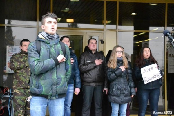 У Луцьку влаштували акцію «Я - Волноваха», щоб вшанувати загиблих на сході. ФОТО