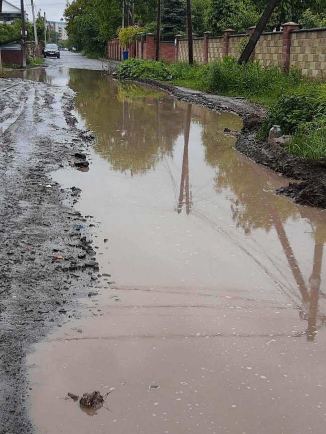 Вода доходить до будинків: у Луцьку затопило вулицю. ФОТО