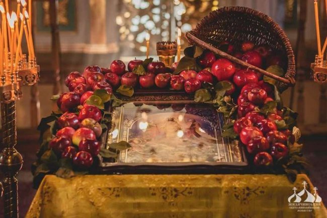 Квіти для храму: лучанка розповіла, як прикрашає монастир на великі свята 