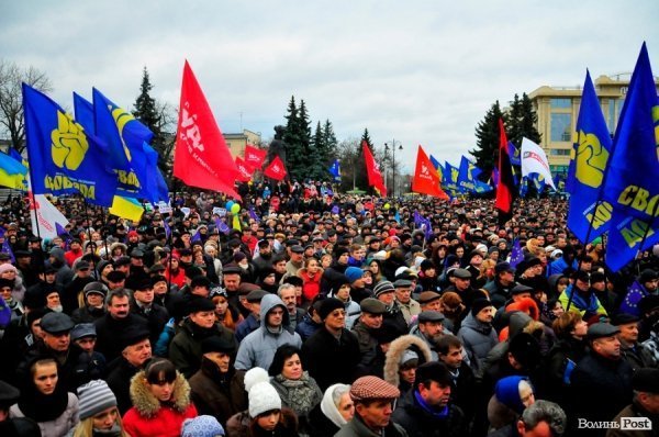 Віче на луцькому Майдані. ФОТО