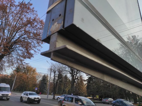 У Луцьку підприємець встановив небезпечні рекламні конструкції