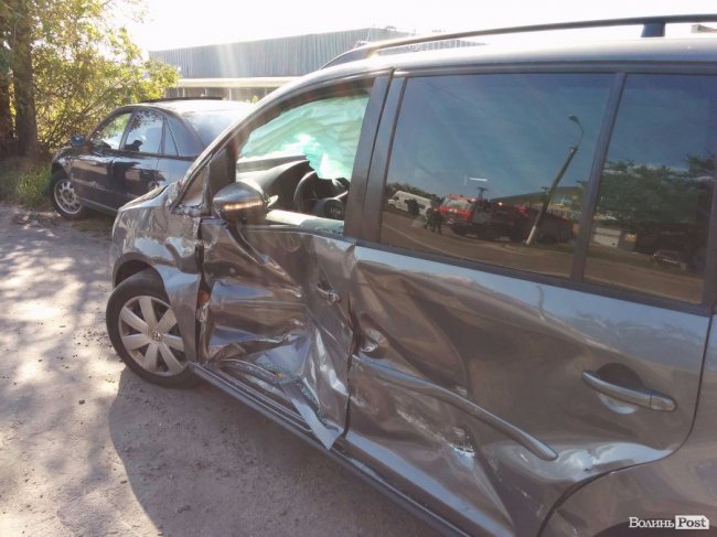 У Луцьку вантажівка влупилась у Volkswagen, є потерпілі