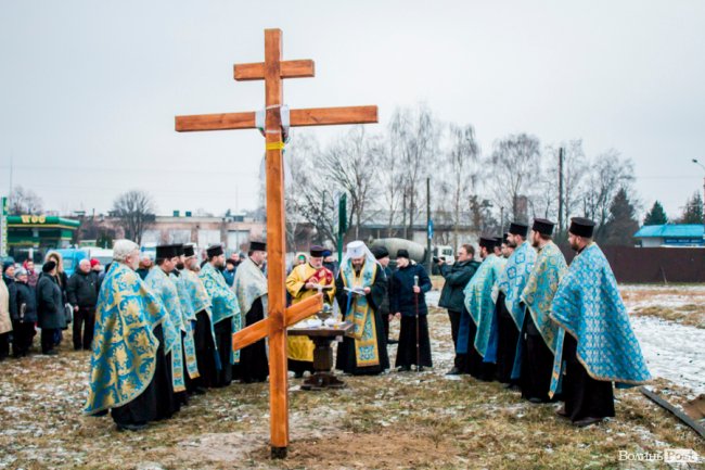 У Луцьку освятили хрест під будівництво дитячої церкви. ФОТО