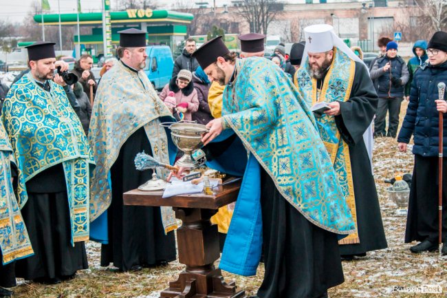 У Луцьку освятили хрест під будівництво дитячої церкви. ФОТО