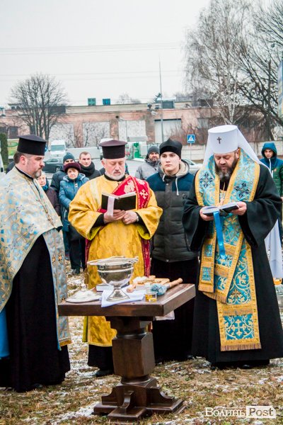 У Луцьку освятили хрест під будівництво дитячої церкви. ФОТО