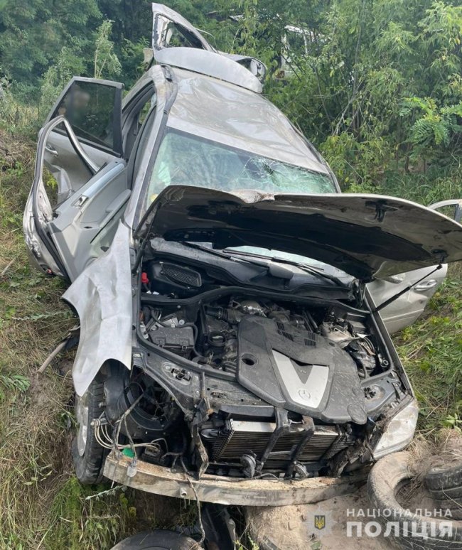 На Волині позашляховик злетів у кювет: водій та пасажир – у лікарні
