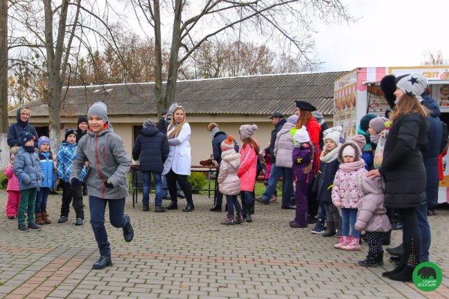 Як малеча в луцькому зоопарку ведмедика «лікувала». ФОТО