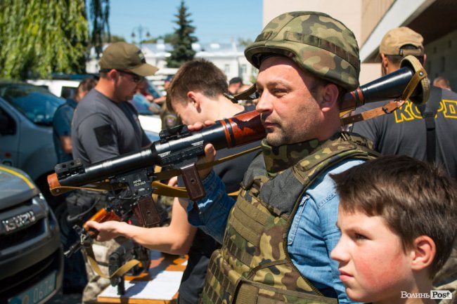 У центрі Луцька діти «стріляли» зі зброї та кермували поліцейськими авто. ФОТО