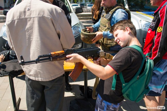 У центрі Луцька діти «стріляли» зі зброї та кермували поліцейськими авто. ФОТО