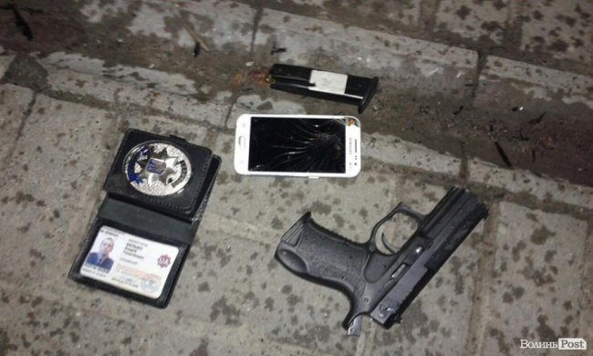 П’яний поліцейський із «травматом» у Луцьку чіплявся до перехожих