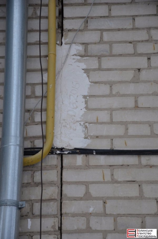 У луцькій багатоповерхівці з'явилися тріщини в стінах. ФОТО