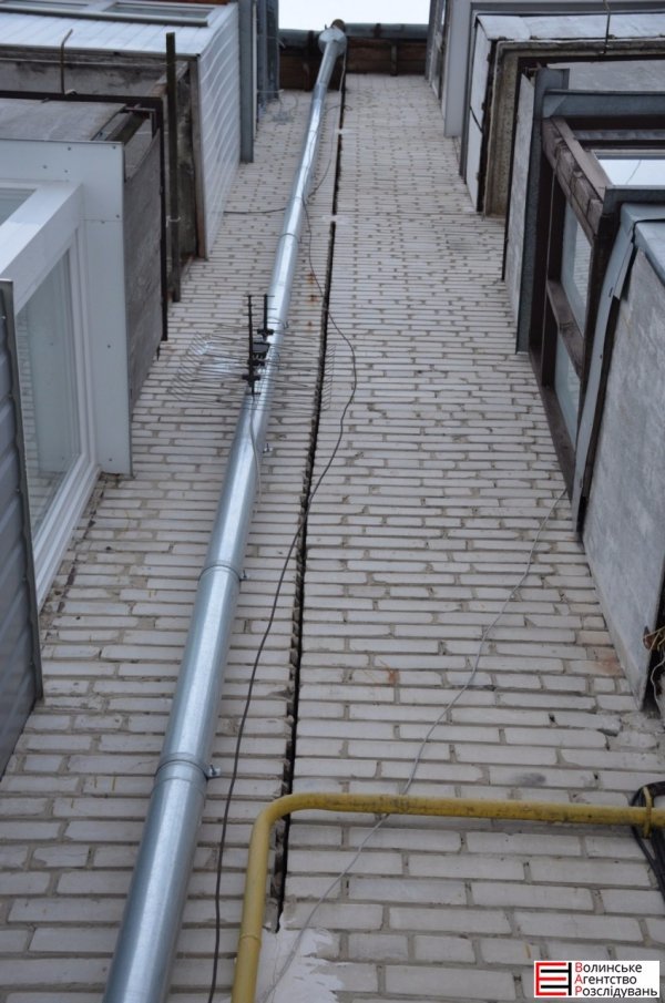 У луцькій багатоповерхівці з'явилися тріщини в стінах. ФОТО