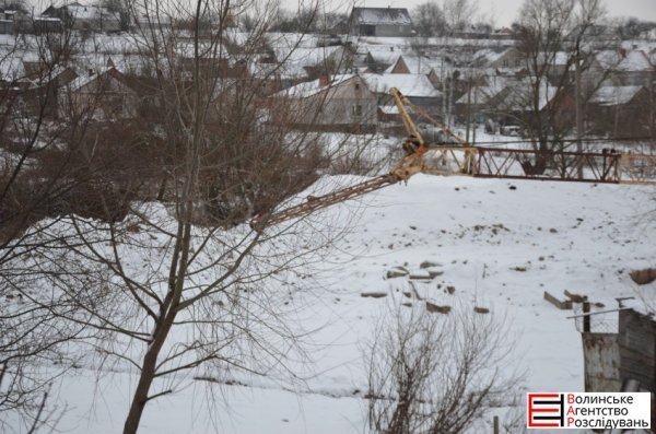 У луцькій багатоповерхівці з'явилися тріщини в стінах. ФОТО