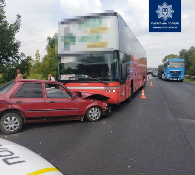 У крові – 6 проміле алкоголю: п'янючий водій легковика врізався в пасажирський автобус на Рівненщині. ФОТО