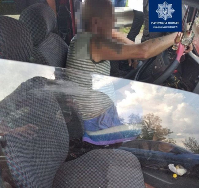У крові – 6 проміле алкоголю: п'янючий водій легковика врізався в пасажирський автобус на Рівненщині. ФОТО