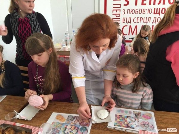 Луцька малеча розписувала їстівну писанку. ФОТО