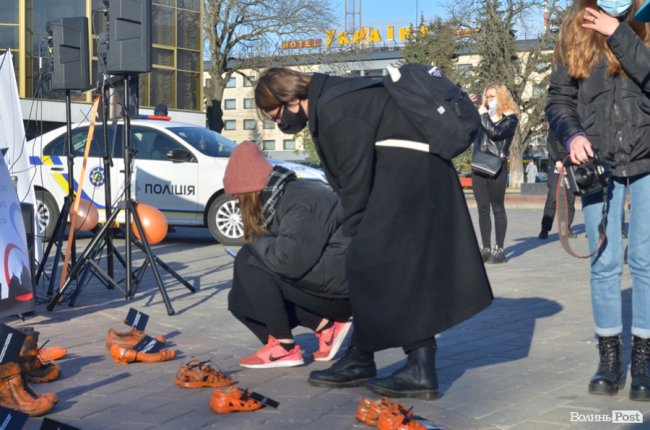 Їх більше немає: у центрі Луцька розмістили арт-інсталяцію із взуття, яке символізує жертв насильства