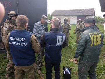 На хабарі затримали прикордонника Луцького загону, який незаконно продавав деревину