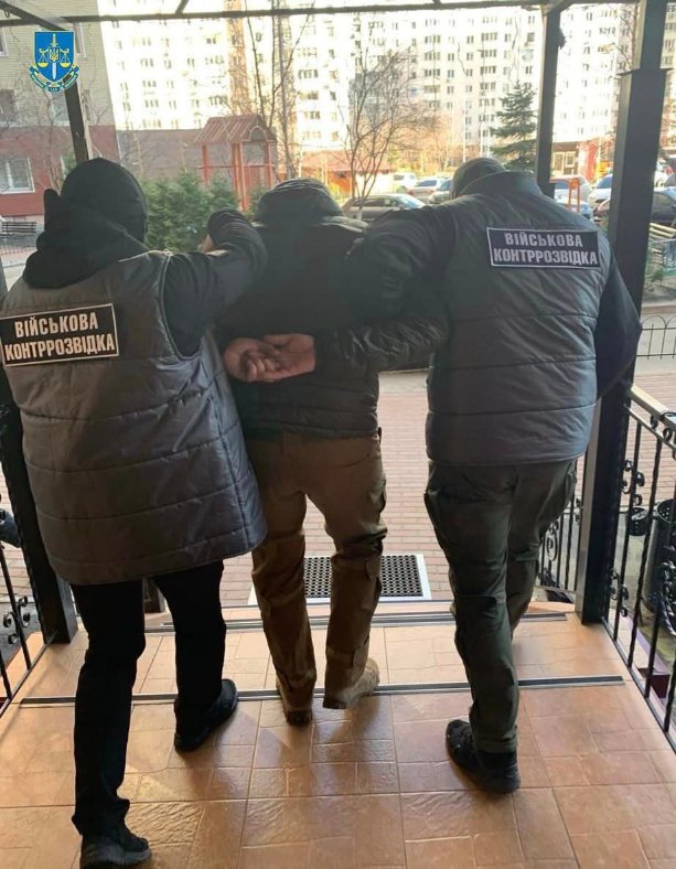 Посадовець Київської ОВА під виглядом капелана намагався шпигувати за українськими десантниками