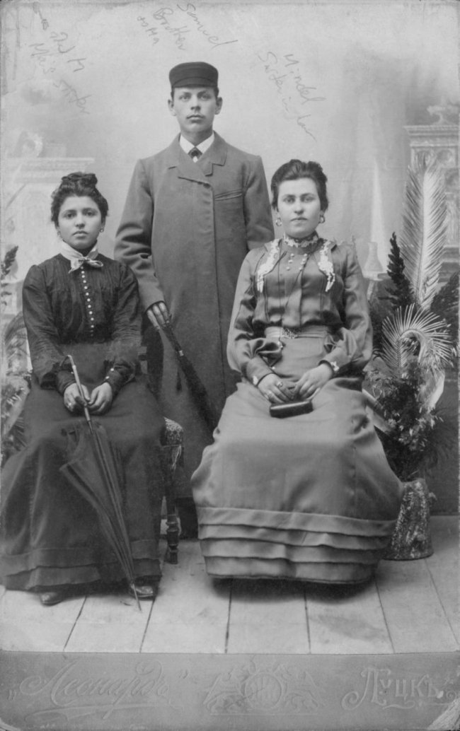 Луцька родина, світлина з фотосалону «Леонард», 1900 р.