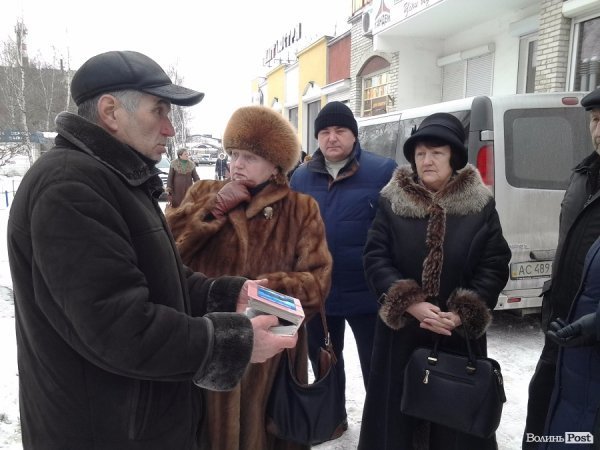 Недитячі пристрасті навколо дитмайданчика: лучани йдуть війною на депутатів ЛМР. ФОТО