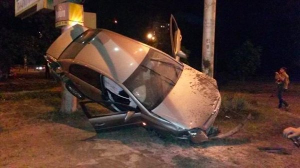 У Києві автівка вилетіла з дороги. ФОТО