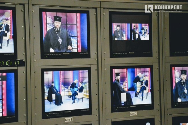 Митрополит Луцький і Волинський Михаїл на моніторах в апаратній