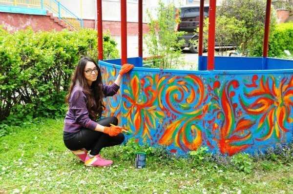 Як лучани допомогли облаштувати майданчик у дитбудинку. ФОТО