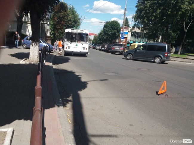 У центрі Луцька – «тягучка» через аварію. ФОТО