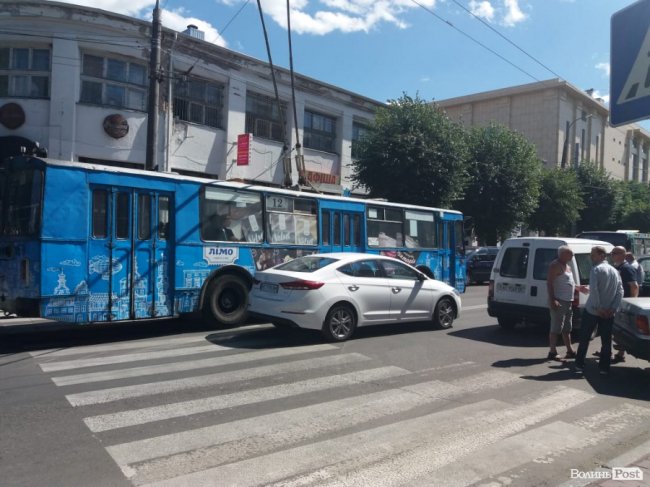 У центрі Луцька – «тягучка» через аварію. ФОТО