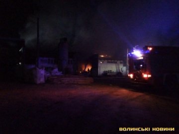 У Луцьку вночі горів склад підприємства. ФОТО. ВІДЕО