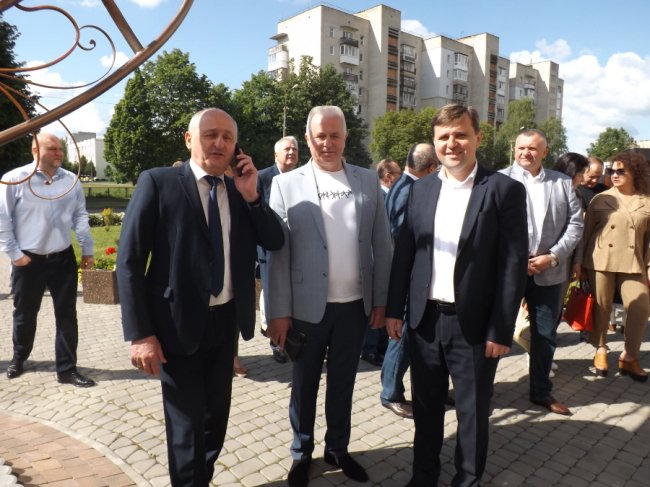 «Коло дружби»: у Сквері майбутнього поблизу волинського перинатального центру посадили туї