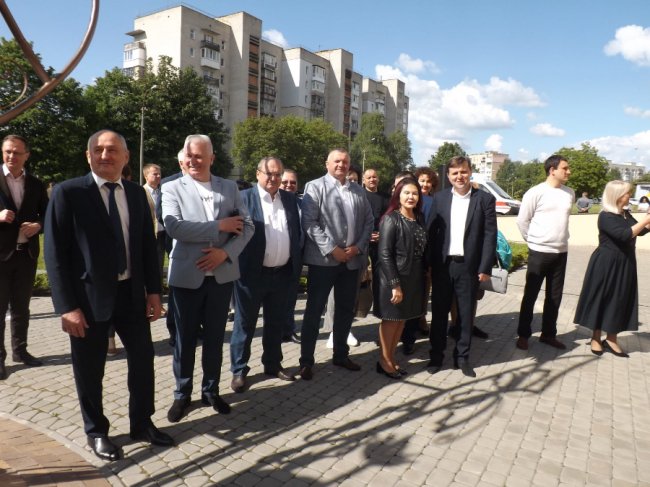 «Коло дружби»: у Сквері майбутнього поблизу волинського перинатального центру посадили туї