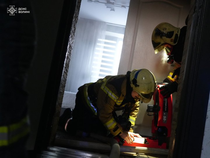 У Луцьку рятувальники ліквідували пожежу в квартирі на вулиці Мазепи. ФОТО