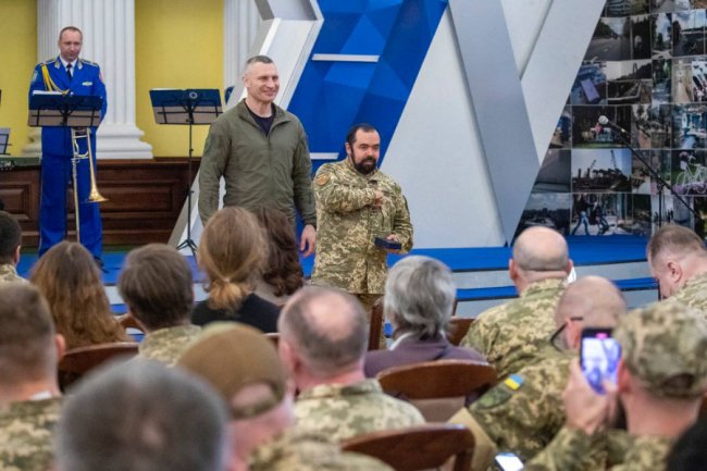 Віталій Кличко нагородив бійців 23 батальйону, які звільняли Київську область