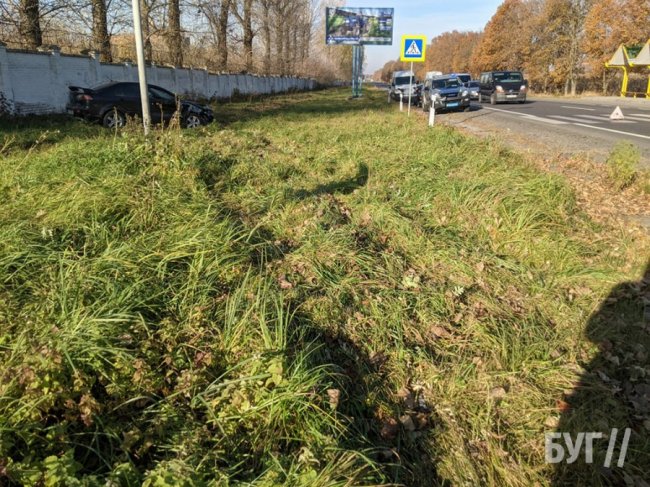 У Володимирі сталася ДТП: одну автівку знесло в кювет. ФОТО