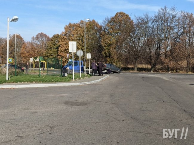 У Володимирі сталася ДТП: одну автівку знесло в кювет. ФОТО
