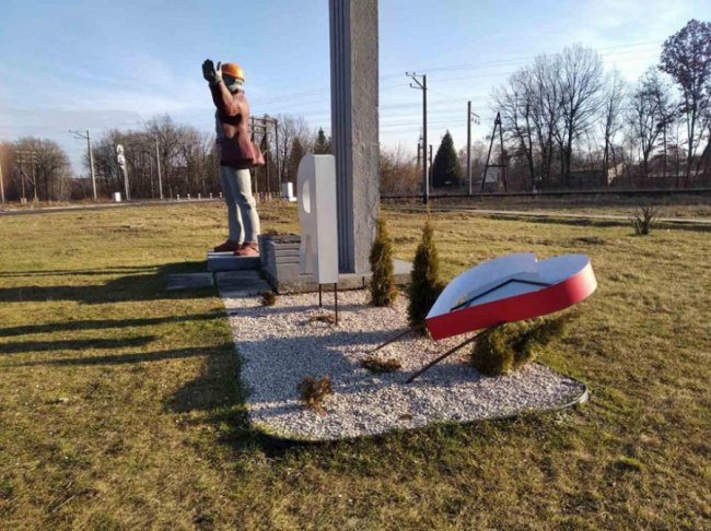 «Гарно відсвяткували деякі щедрівники»: на Волині вандали потрощили в'їзний знак. ФОТО