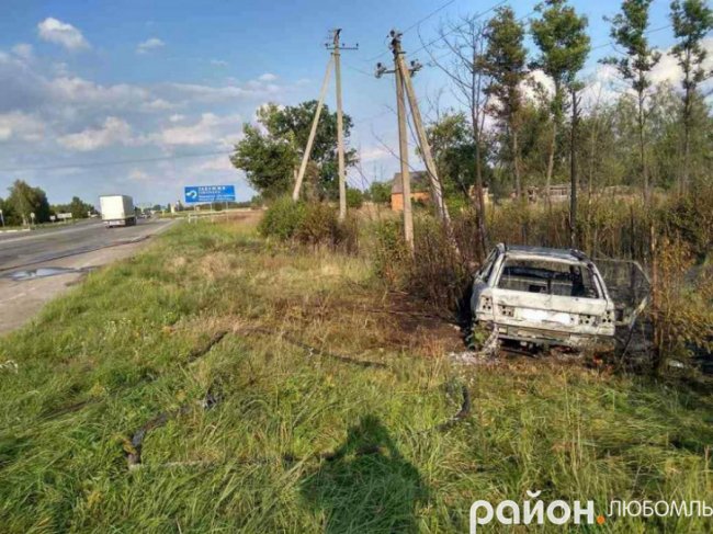 Біля «Ягодина» горіло BMW: водія з опіками доправили в лікарню. ФОТО. ВІДЕО