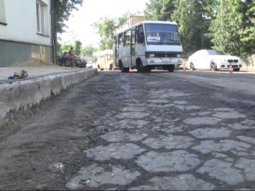 У Луцьку на одній  вулиці заливають асфальтом унікальну старовинну бруківку. ВІДЕО