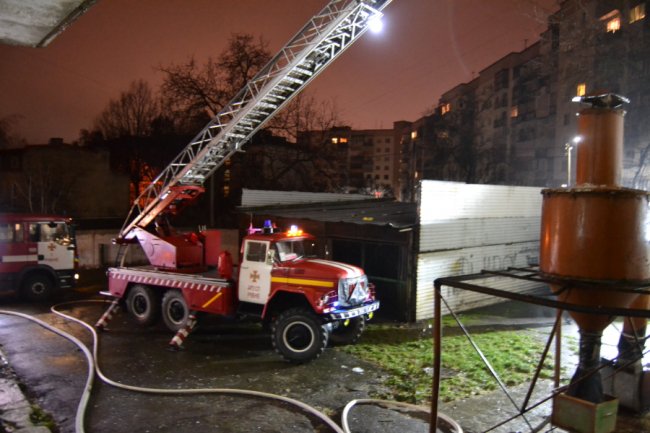 У Рівному вночі горів гуртожиток: врятували 15 студентів. ФОТО 