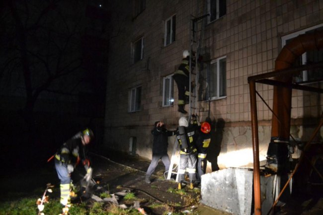 У Рівному вночі горів гуртожиток: врятували 15 студентів. ФОТО 