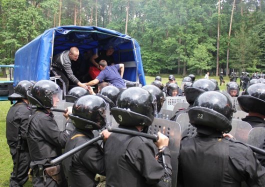 На Волині міліція тренувалася втихомирювати футбольних фанів. ФОТО