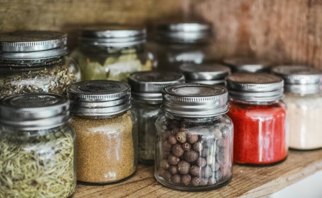 «Коли повна шафа одягу і нема що вдягнути – це проблема»: волинянка допомагає людям позбутися мотлоху