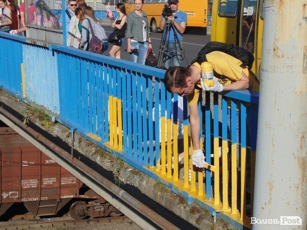 Луцький міст став синьо-жовтим. ФОТО