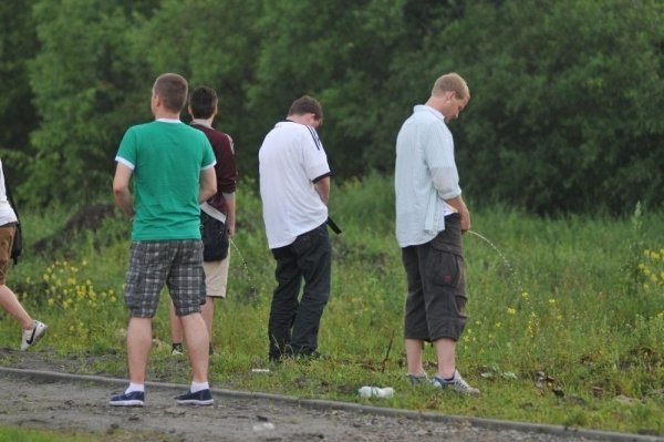 Футбольні фани у Львові пісяли під стадіоном, бродили по калюжах і матюкалися. ФОТО 