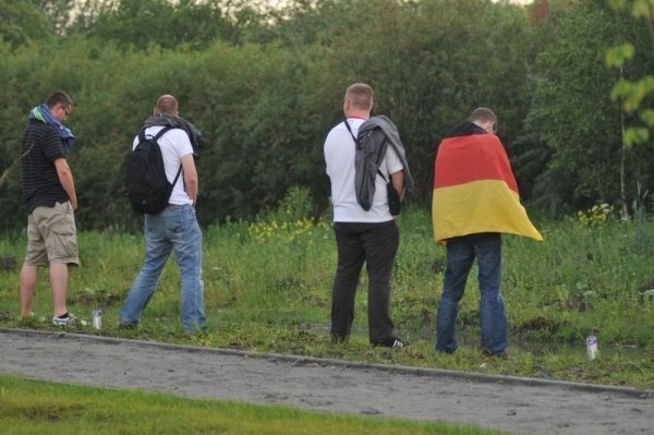 Футбольні фани у Львові пісяли під стадіоном, бродили по калюжах і матюкалися. ФОТО 