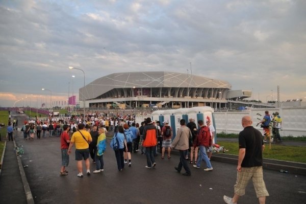 Футбольні фани у Львові пісяли під стадіоном, бродили по калюжах і матюкалися. ФОТО 